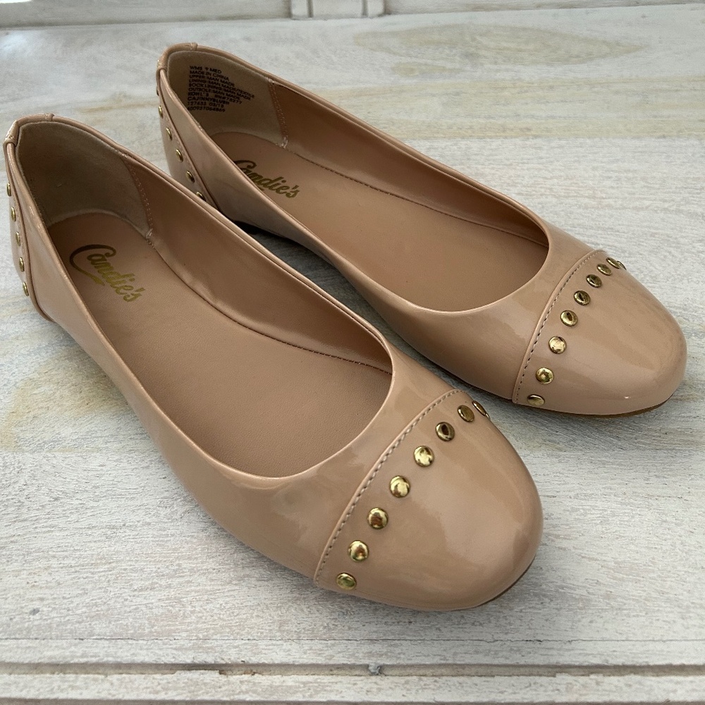 NEW CANDIES BEIGE PATENT LEATHER FLATS BALLET FLATS SHOES Y2K GOLD STUDS SZ 9